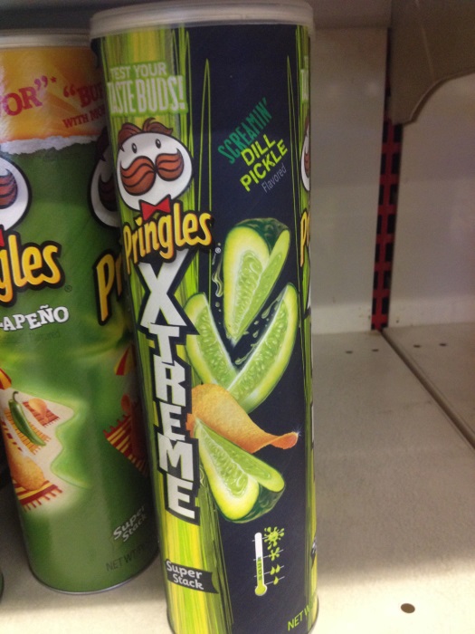 Подборка забавных азиатских продуктов: чипсы Принглс соленый огурец