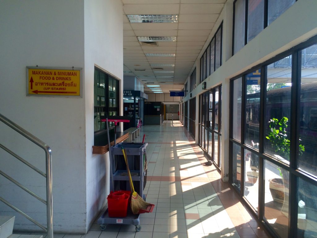 Из Малайзии в Таиланд: Станция Паданг Бесар Из Малайзии в Таиланд: Станция Паданг Бесар