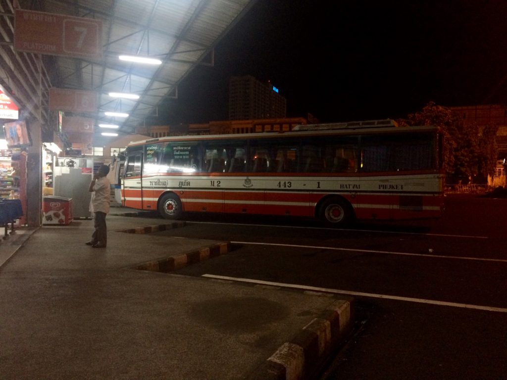 Из Малайзии в Таиланд: Автобус идет на Пхукета, Краби - остановка на пути Из Малайзии в Таиланд: Автобус идет на Пхукета, Краби - остановка на пути