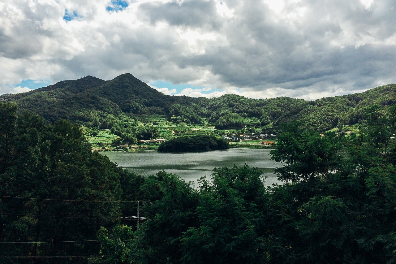 Путешествие по Южной Корее, Пусан: Виды за окном по дороге из Сеула в Пусан Путешествие по Южной Корее, Пусан: Виды за окном по дороге из Сеула в Пусан