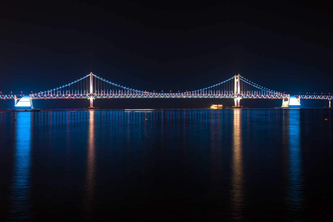 Путешествие по Южной Корее, Пусан: Вид мост Кванан с пляжа Кваналли Путешествие по Южной Корее, Пусан: Вид мост Кванан с пляжа Кваналли