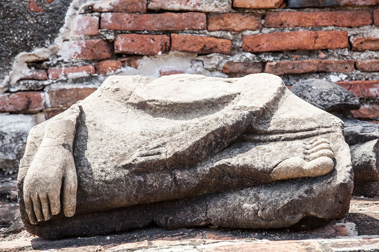 Путешествие по Таиланду, Аюттхая: Остатки разрубленной статуи Будды Путешествие по Таиланду, Аюттхая: Остатки разрубленной статуи Будды