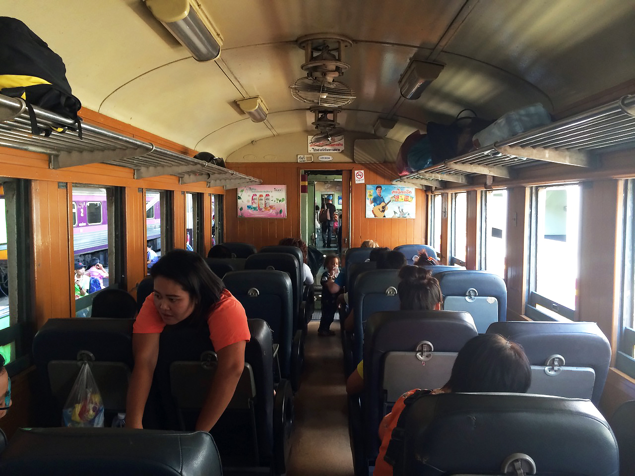 Путешествие по Таиланду, Аюттхая: Сидячий вагон с мягкими креслами Путешествие по Таиланду, Аюттхая: Сидячий вагон с мягкими креслами