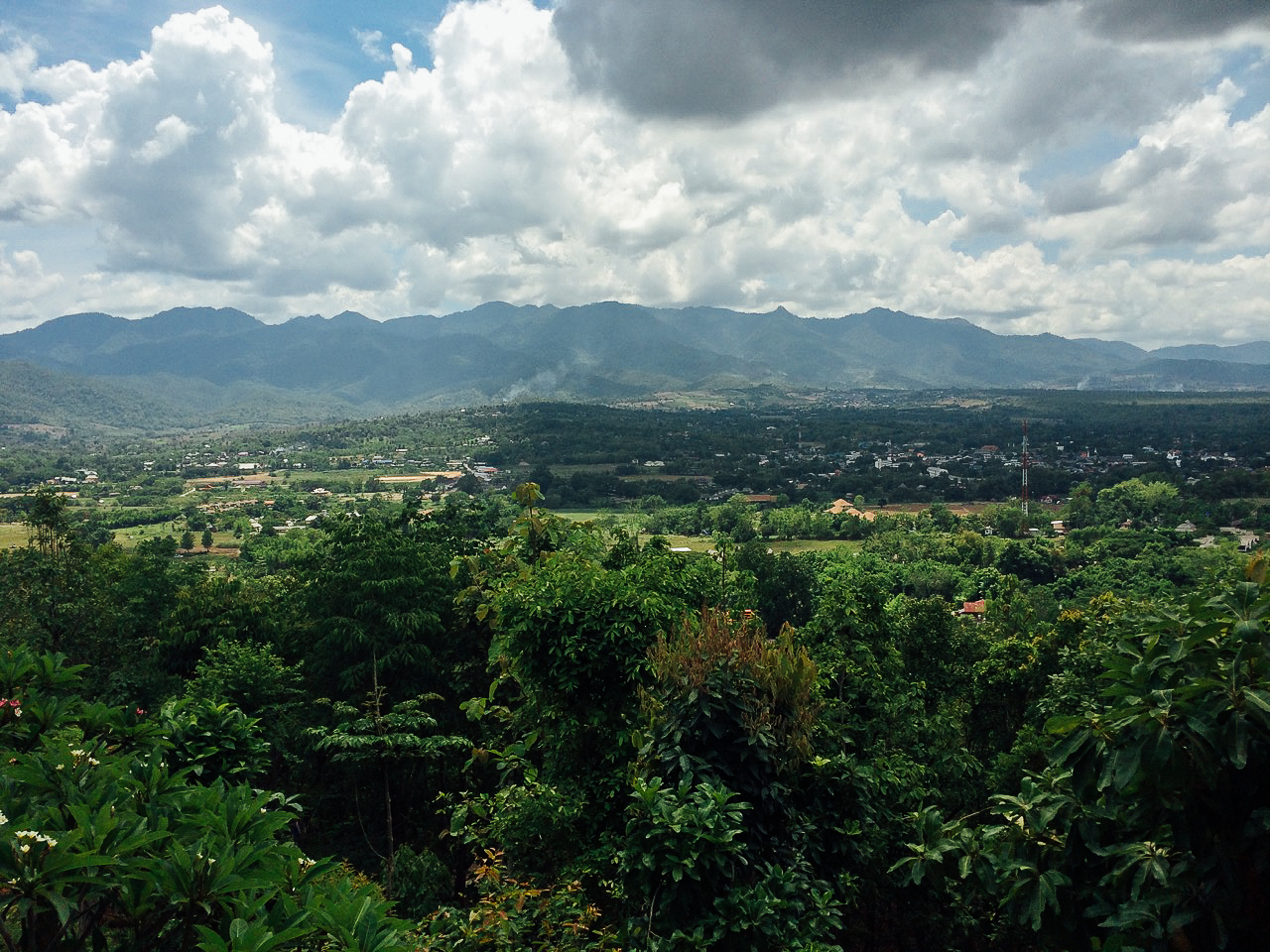 Путешествие по Таиланду, Пай: Виды на долину с храма Chedi Phra That Mae Yen Путешествие по Таиланду, Пай: Виды на долину с храма Chedi Phra That Mae Yen