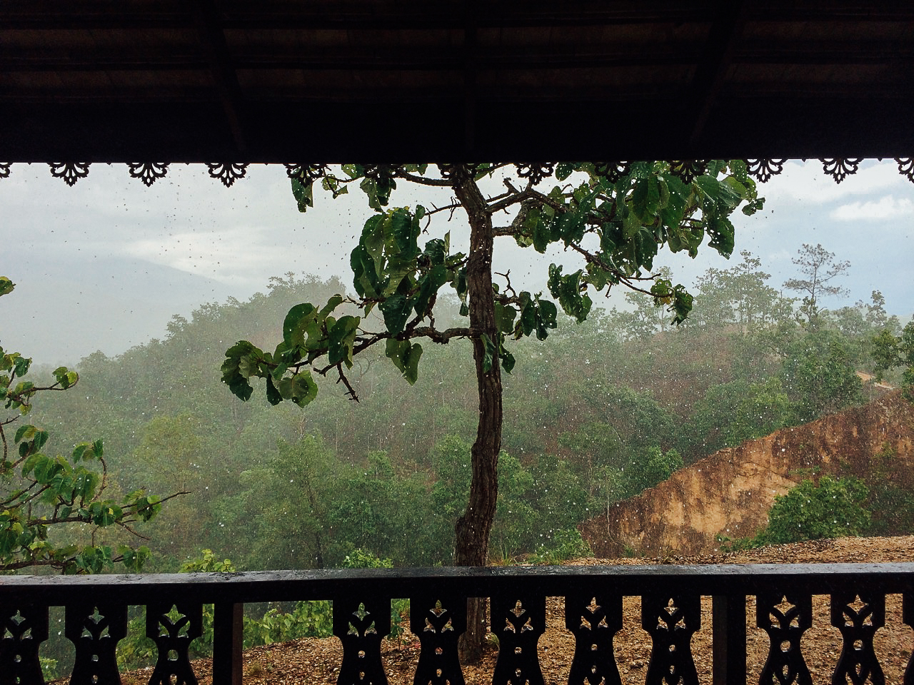 Путешествие по Таиланду, Пай: Пережидаем ливень в беседке Путешествие по Таиланду, Пай: Пережидаем ливень в беседке