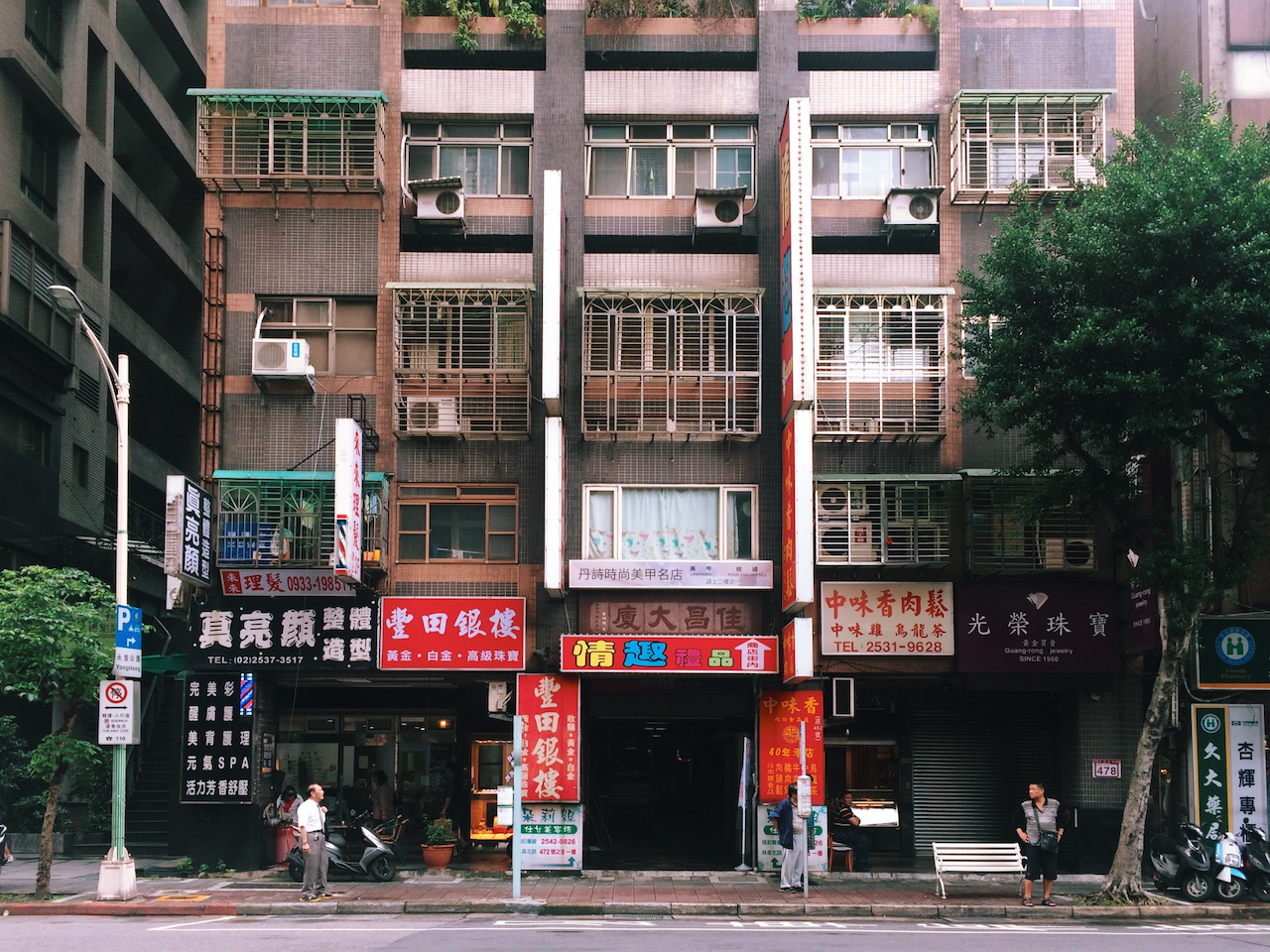 Тайбэй похож на низкорослый Гонконг