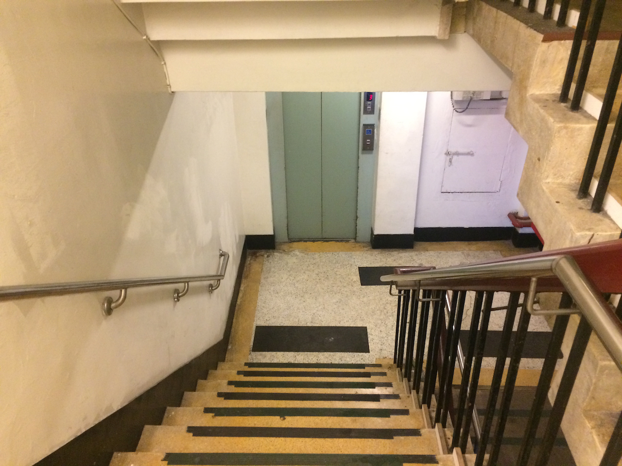 Подъезд, где располагался отель